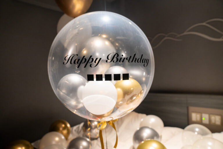 라비스타 도쿄베이에서의 Happy Birthday 서프라이즈 장식, 골드 & 실버 벌룬 데코레이션