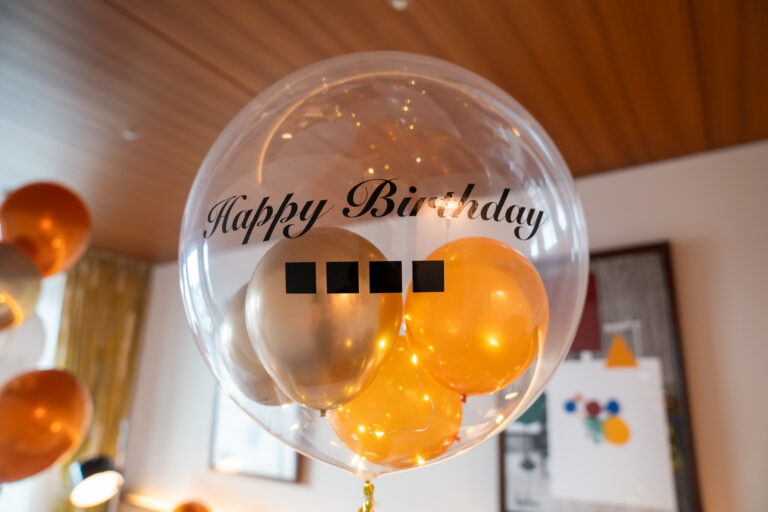 THE AOYAMA GRAND HOTEL에서의 생일 서프라이즈 데코레이션, 골드&오렌지 벌룬 장식