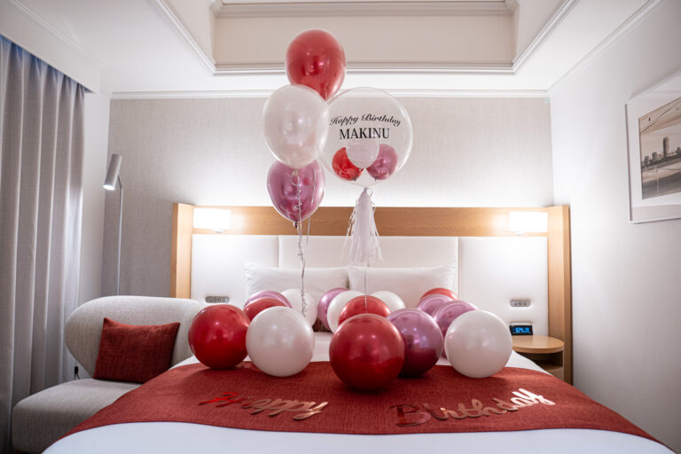 Surprise birthday balloon decoration in red and pink at グランドニッコー東京台場