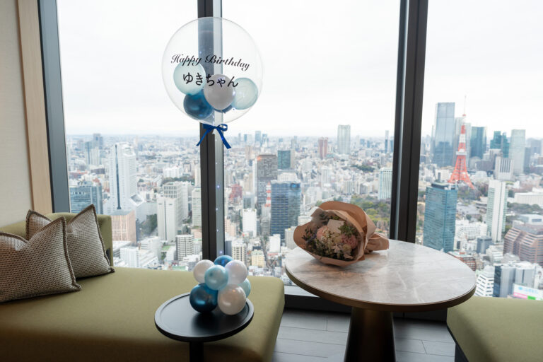 フェアモント東京の高層客室でのブルーバルーン誕生日サプライズ飾り付け