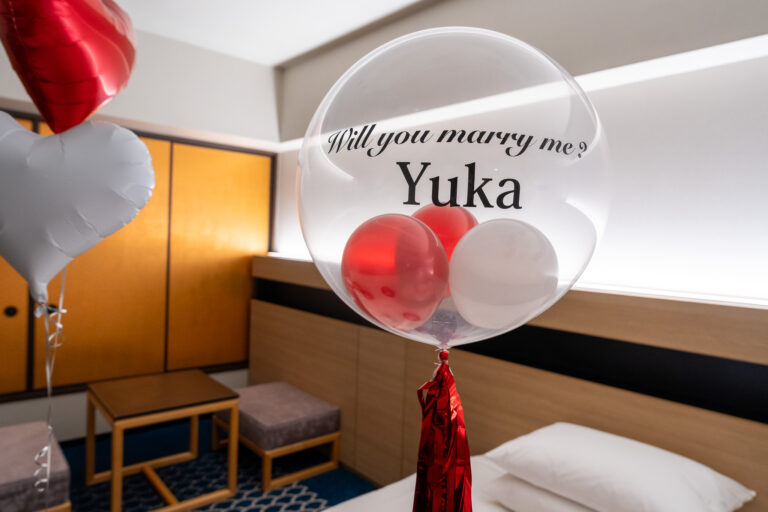 在Hilton Tokyo Bay用红白气球打造的求婚惊喜装饰