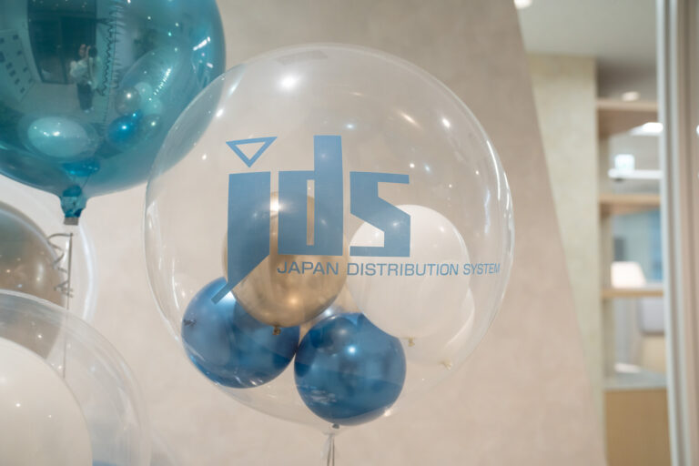 Logo balloon decoration for relocation celebration installed in the office lobby of JPR麹町ビル