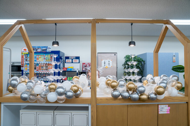 新宿NSビルでのシャンパンタワー&バルーン法人イベント飾り付け