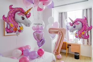 ユニコーンのバルーンも大人気。ユニコーンのカラーに合わせたハートのバルーンや透明なTバルーンの中に小さなバルーンが入っているものも可愛いですよね。