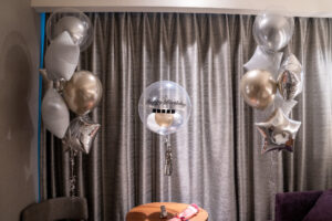 三井ガーデンホテル豊洲プレミアでのシャンパンゴールド&シルバーバルーンによる誕生日サプライズ飾り付け
