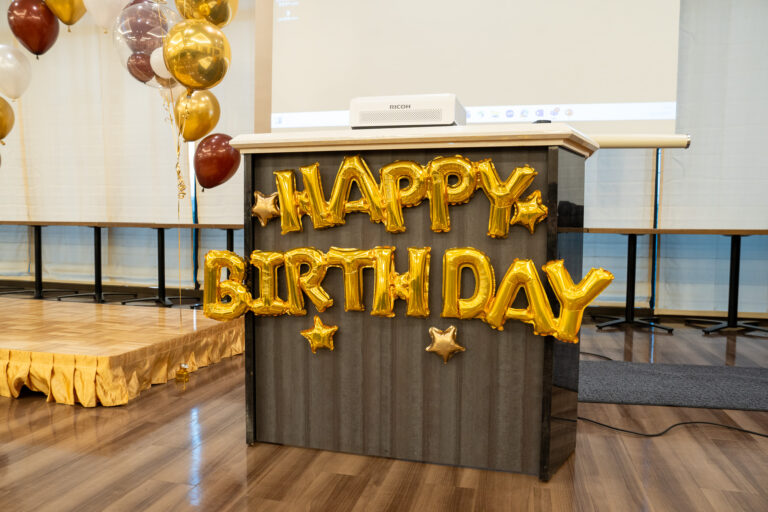 ホテルエミオン東京ベイ的金色氣球生日慶祝裝飾
