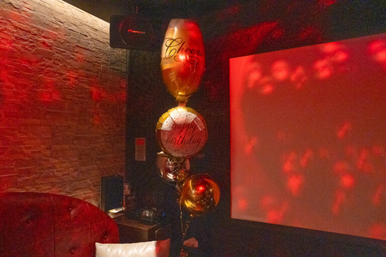 MODIS新宿本店에서의 생일 파티, 골드 & 화이트 벌룬으로 럭셔리하게 장식