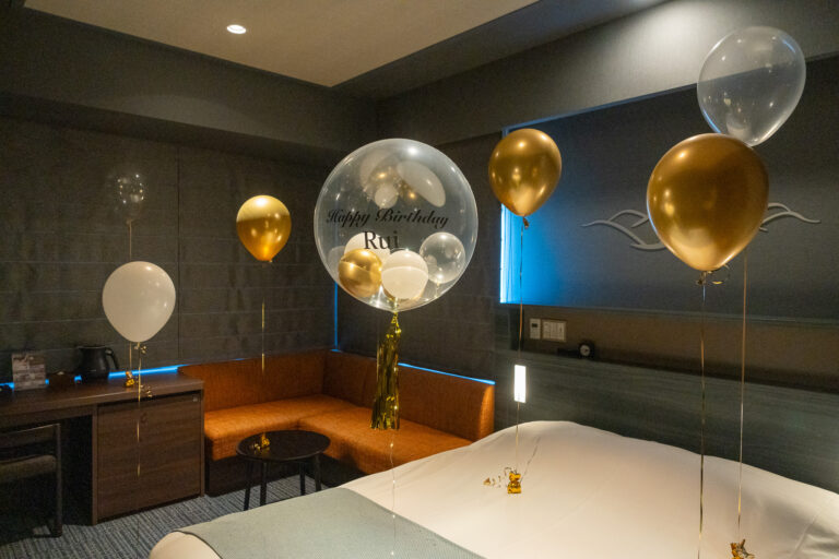 ラビスタ東京ベイのホテル客室を彩るゴールド&クリアバルーンの誕生日サプライズ飾り付け