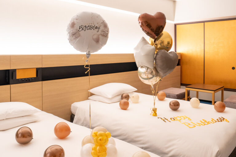 ヒルトン東京ベイ 호텔 객실의 로즈골드 풍선 생일 서프라이즈 장식