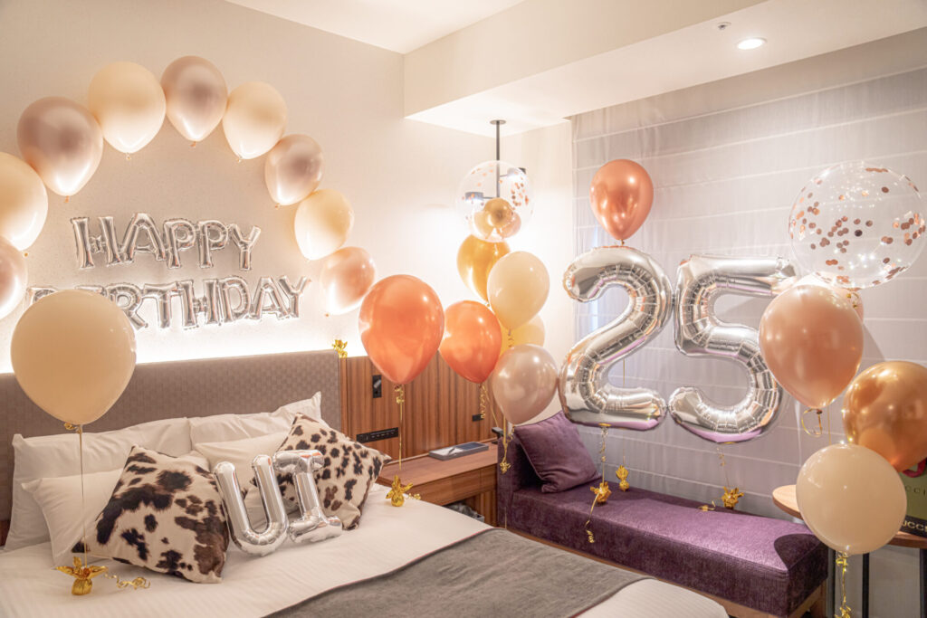 ステージでの記念日のお祝いのバルーンフラワー装飾 #110