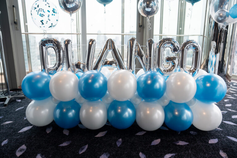 Balloon Decoration for the Welcoming Ceremony at ザ・ペニンシュラ東京: Sophisticated Blue & Silver Styling