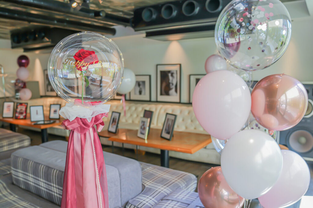 飲食店でバースデーパーティー装飾