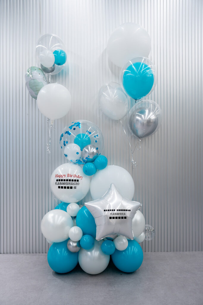 白とティールで統一した企業幹部の誕生日お祝いバルーン装飾