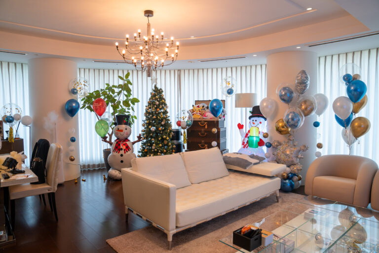 アークヒルズ仙石山森タワーのクリスマスシーズン大型バルーン飾り付け