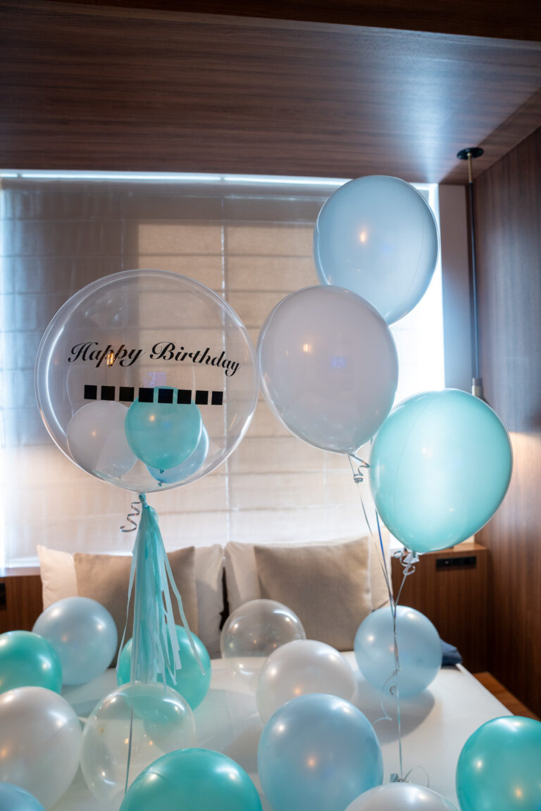 HAMACHO HOTELでのティアルブルーバルーンデコレーション誕生日サプライズ飾り付け