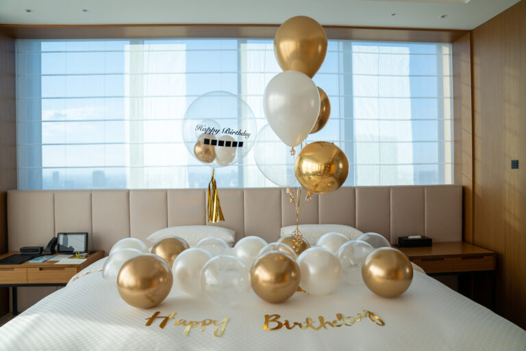 オークラ東京でのゴールド&アイボリーの誕生日サプライズバルーン装飾