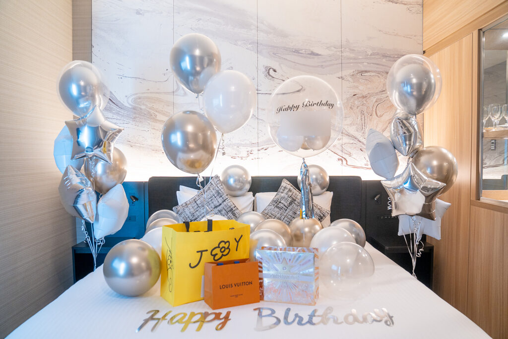三井ガーデンホテル豊洲プレミアでのシルバー&ブルーの誕生日サプライズ飾り付け
