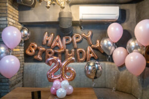 BAR TWELVEでの26歳の誕生日をローズゴールドバルーンでサプライズ飾り付け