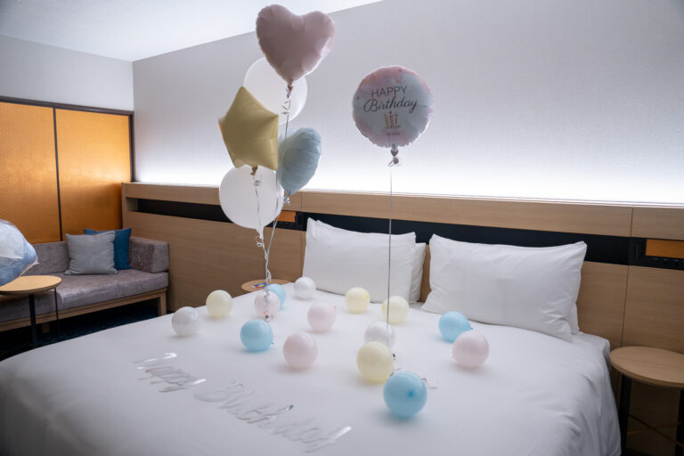 ヒルトン東京ベイ에서의 파스텔 벌룬 서프라이즈 생일 장식