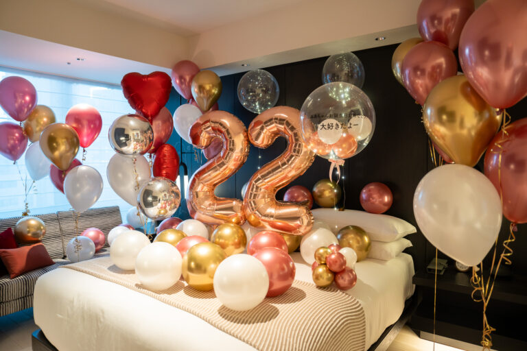 Surprise balloon decoration for 22nd birthday at キンプトン新宿東京