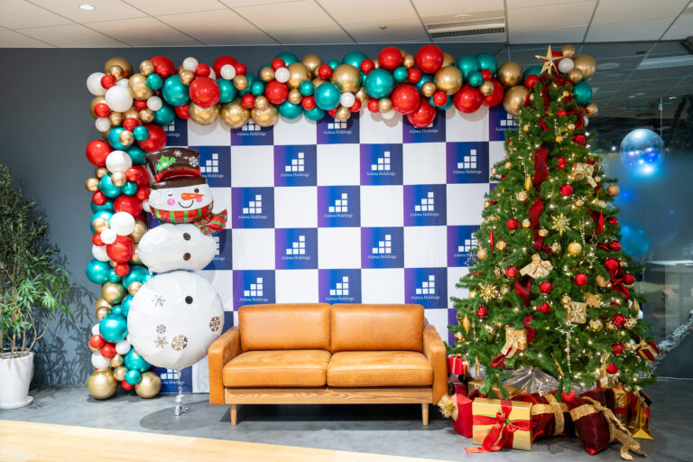 oak meguroでのクリスマスパーティー飾り付け、赤とゴールドのバルーン装飾
