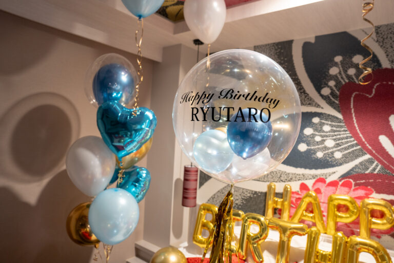 HOTELみなと-MINATOでのブルー&ゴールド誕生日サプライズ飾り付け