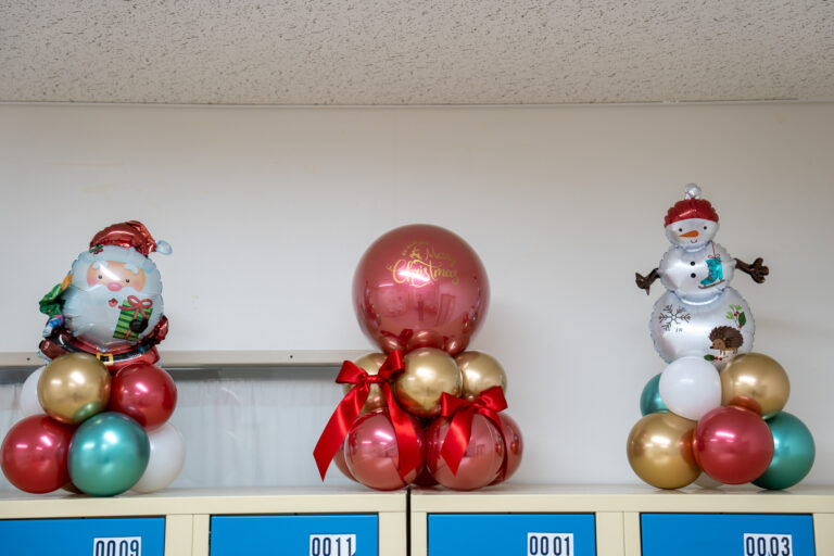 済生会横浜市東部病院のクリスマス飾り付け、赤・緑・金色のバルーンデコレーション