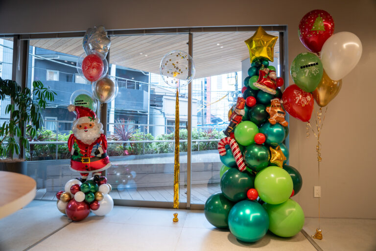 12 KANDAのオフィスロビーを彩るクリスマスバルーン装飾