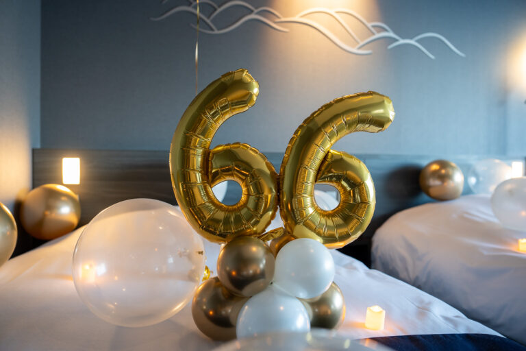 ラビスタ東京ベイで66歳の誕生日をゴールド&ホワイトでサプライズ飾り付け