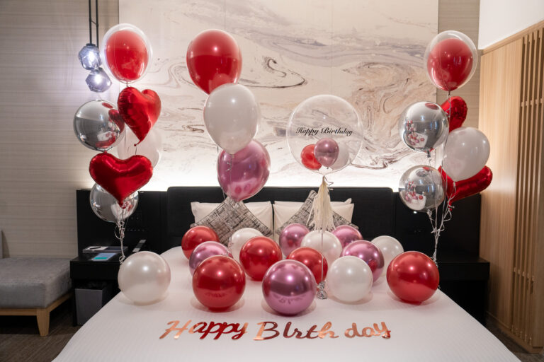 三井ガーデンホテル豊洲プレミアでの誕生日サプライズ飾り付け、赤&ピンク&シルバーバルーン装飾