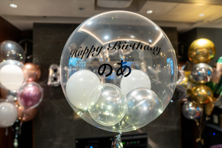 MODIS新宿本店でのゴールド&シルバーバルーンの誕生日サプライズ飾り付け