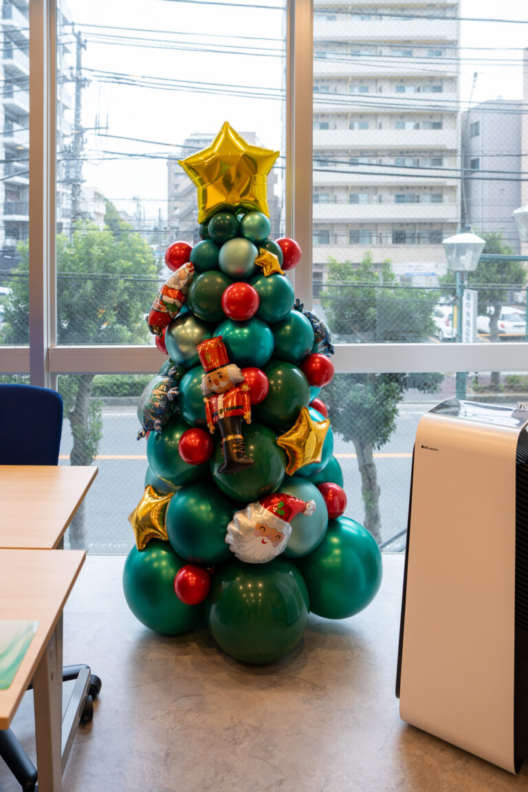 さくら歯科口腔外科クリニックのクリスマスイベント飾り付け、赤&ゴールドのバルーンツリー演出