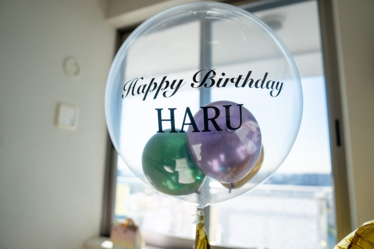 8歳誕生日をゴールドバルーンでお祝い飾り付け