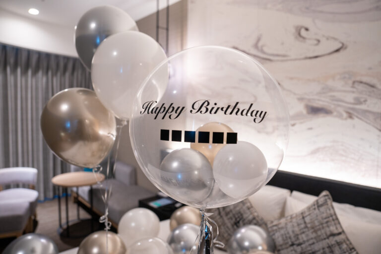 三井ガーデンホテル豊洲プレミアでのシルバー&ゴールドバルーンサプライズ誕生日飾り付け