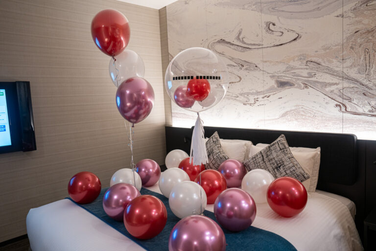 Surprise proposal decoration at 三井ガーデンホテル豊洲プレミア, elegant red and wine red balloon decoration