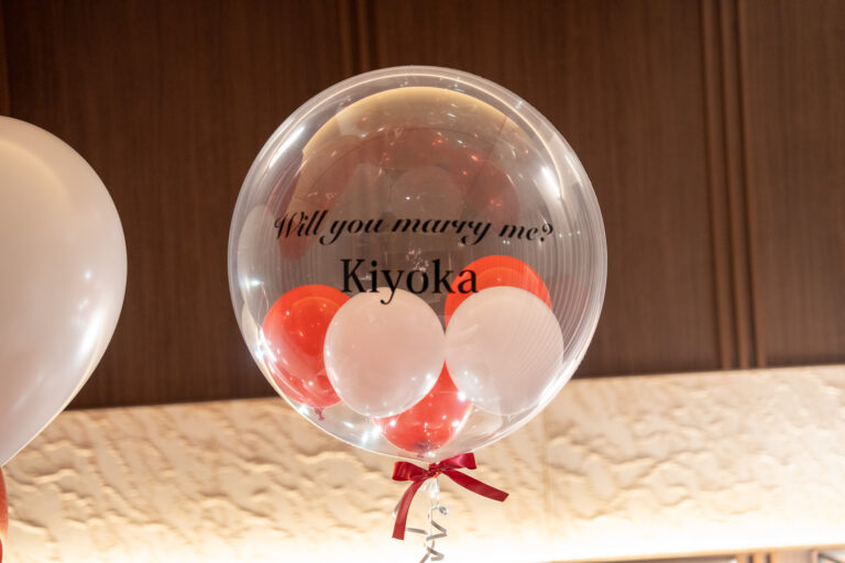 Red and white balloon decoration for a surprise proposal at ホテルオークラ京都 岡崎別邸