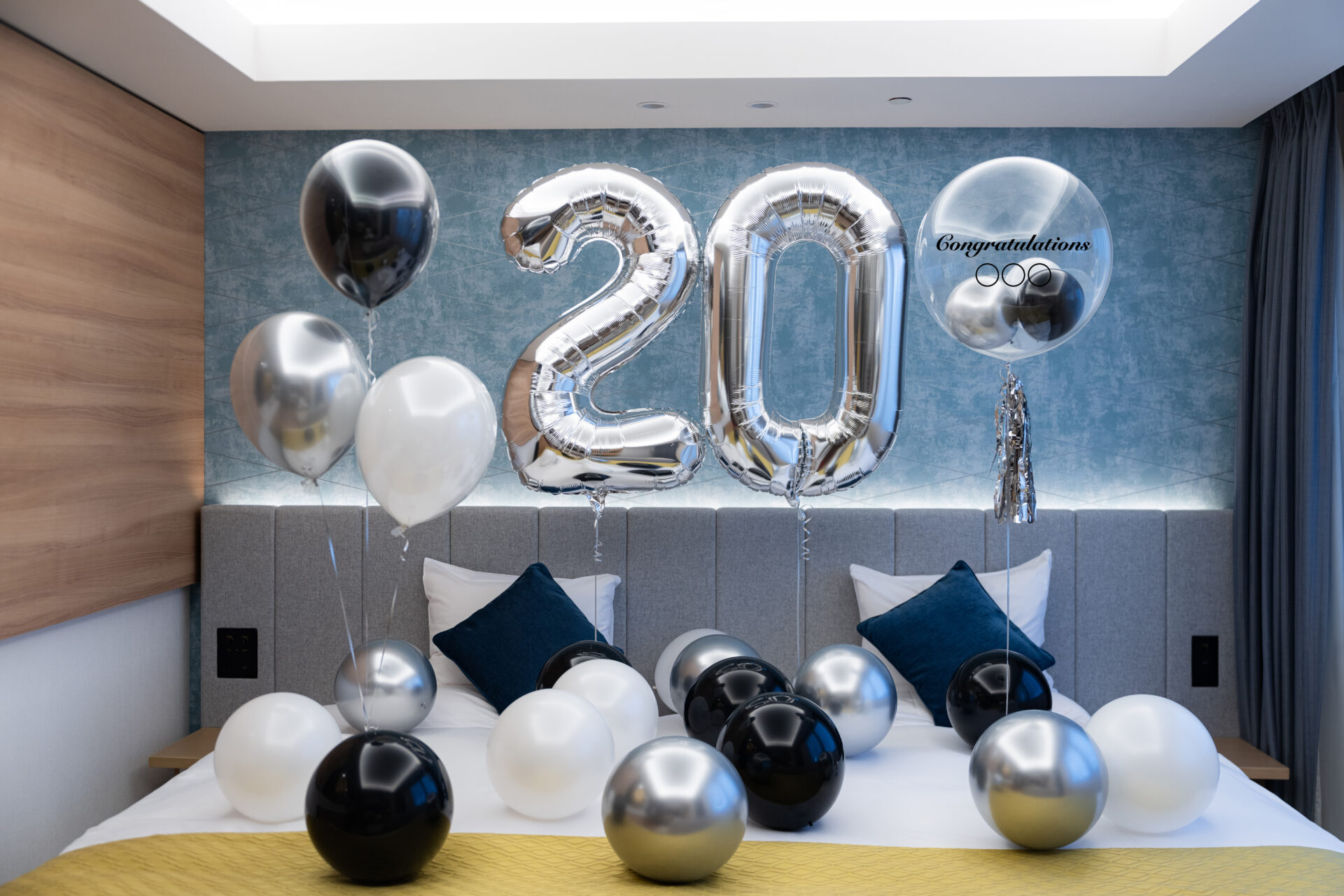 ホテルでバーズデーサプライズ装飾