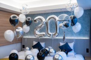 ホテルでバーズデーサプライズ装飾