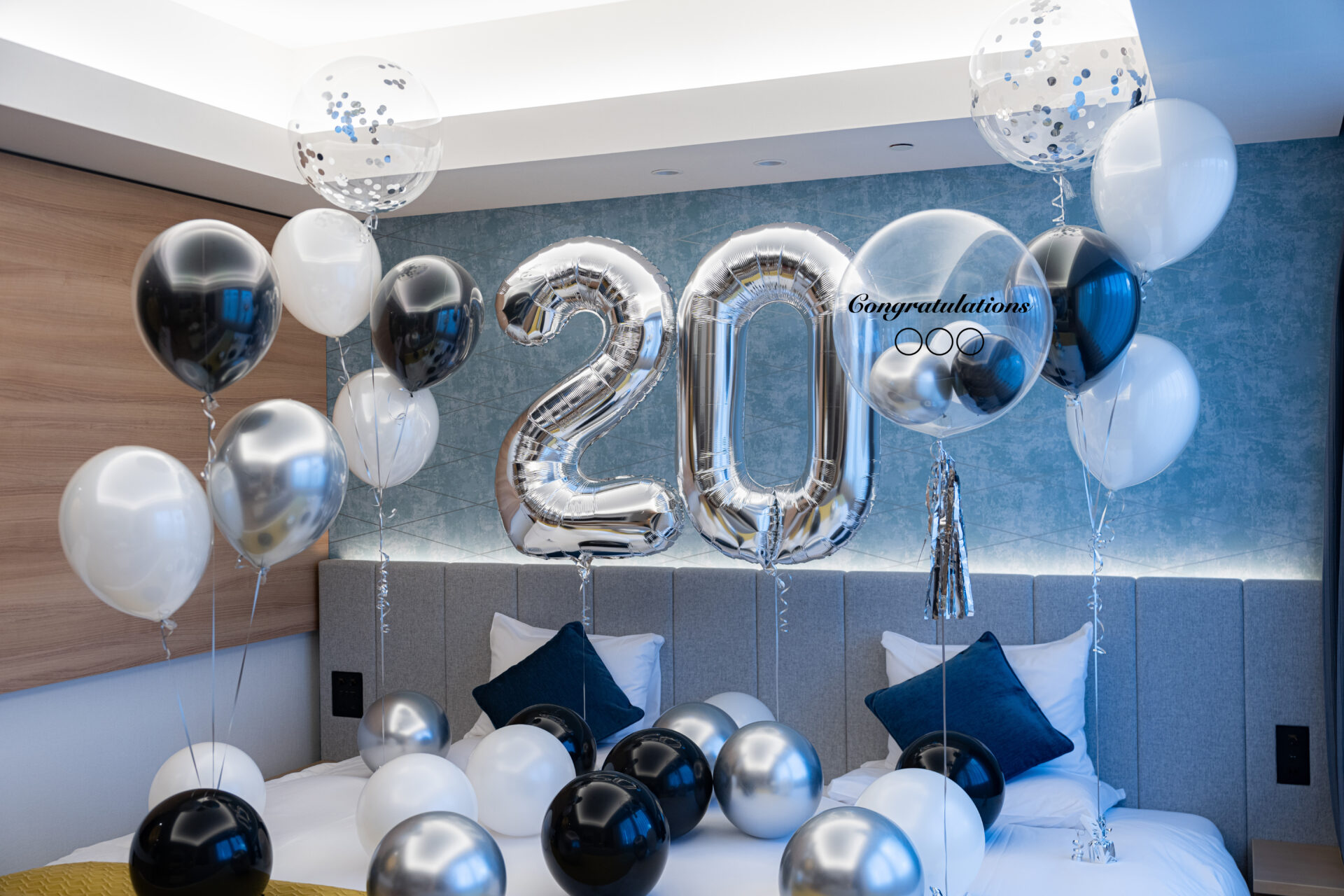 ホテルでバーズデーサプライズ装飾