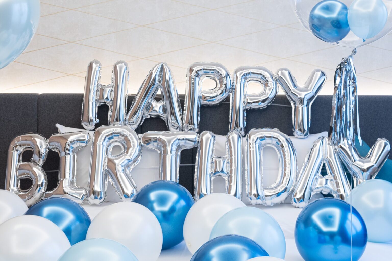 誕生日の文字バルーン