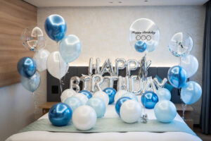 ホテルでバースデーサプライズ装飾