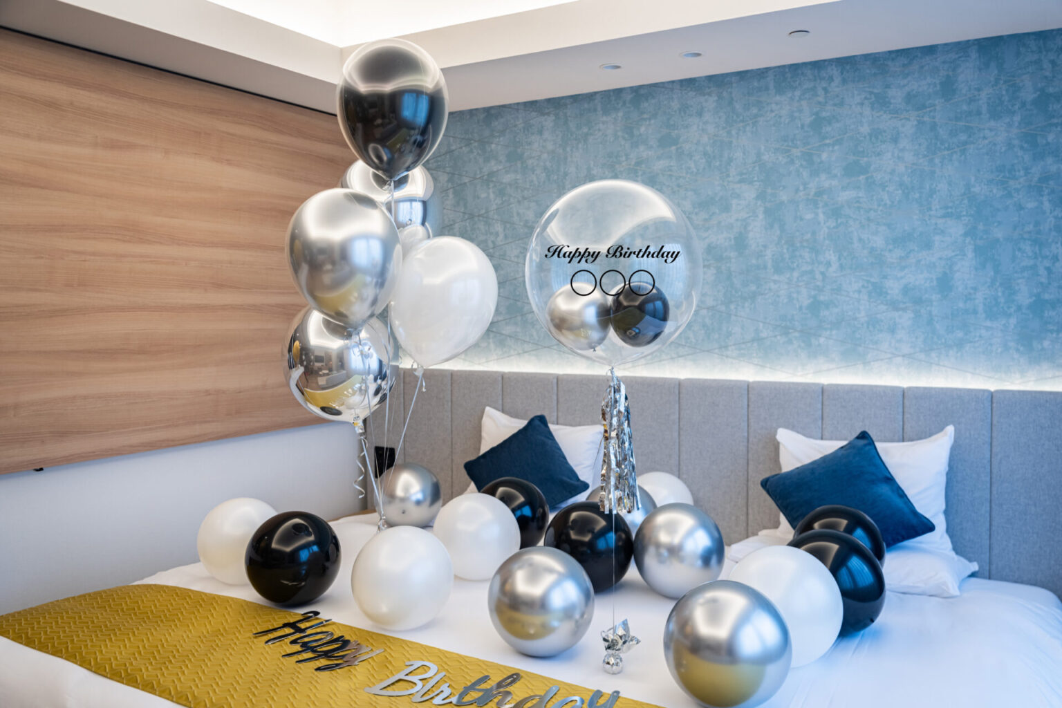 ホテルでバースデーサプライズ装飾