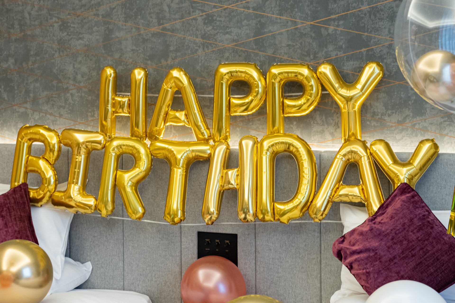 誕生日の文字バルーン