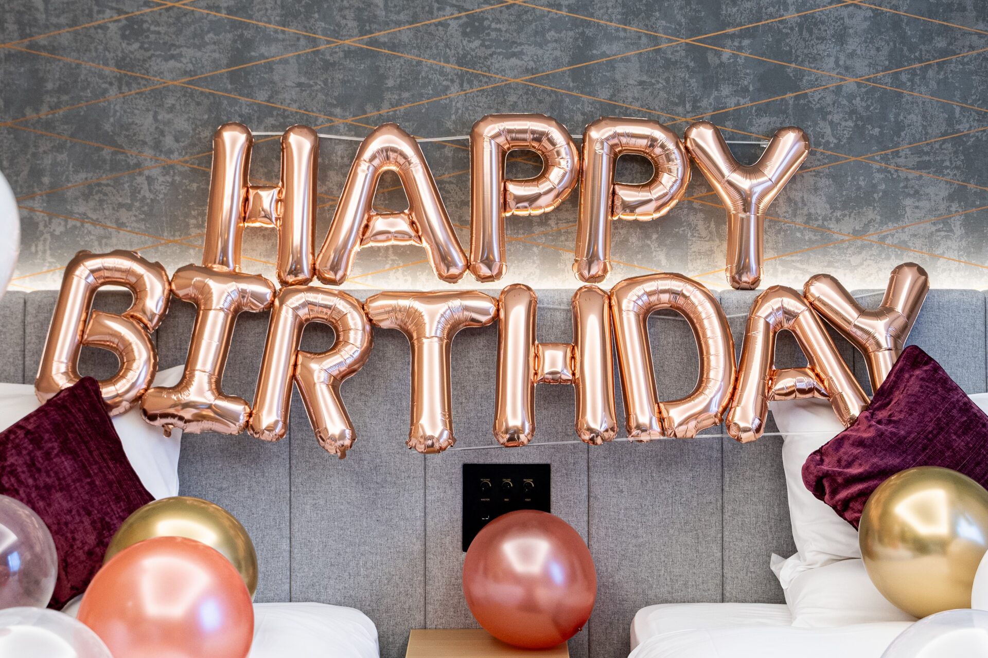 誕生日の文字バルーン