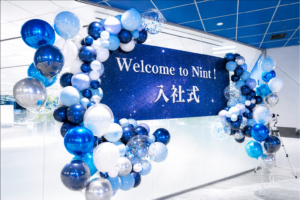 入社式の会場を彩るバルーン装飾