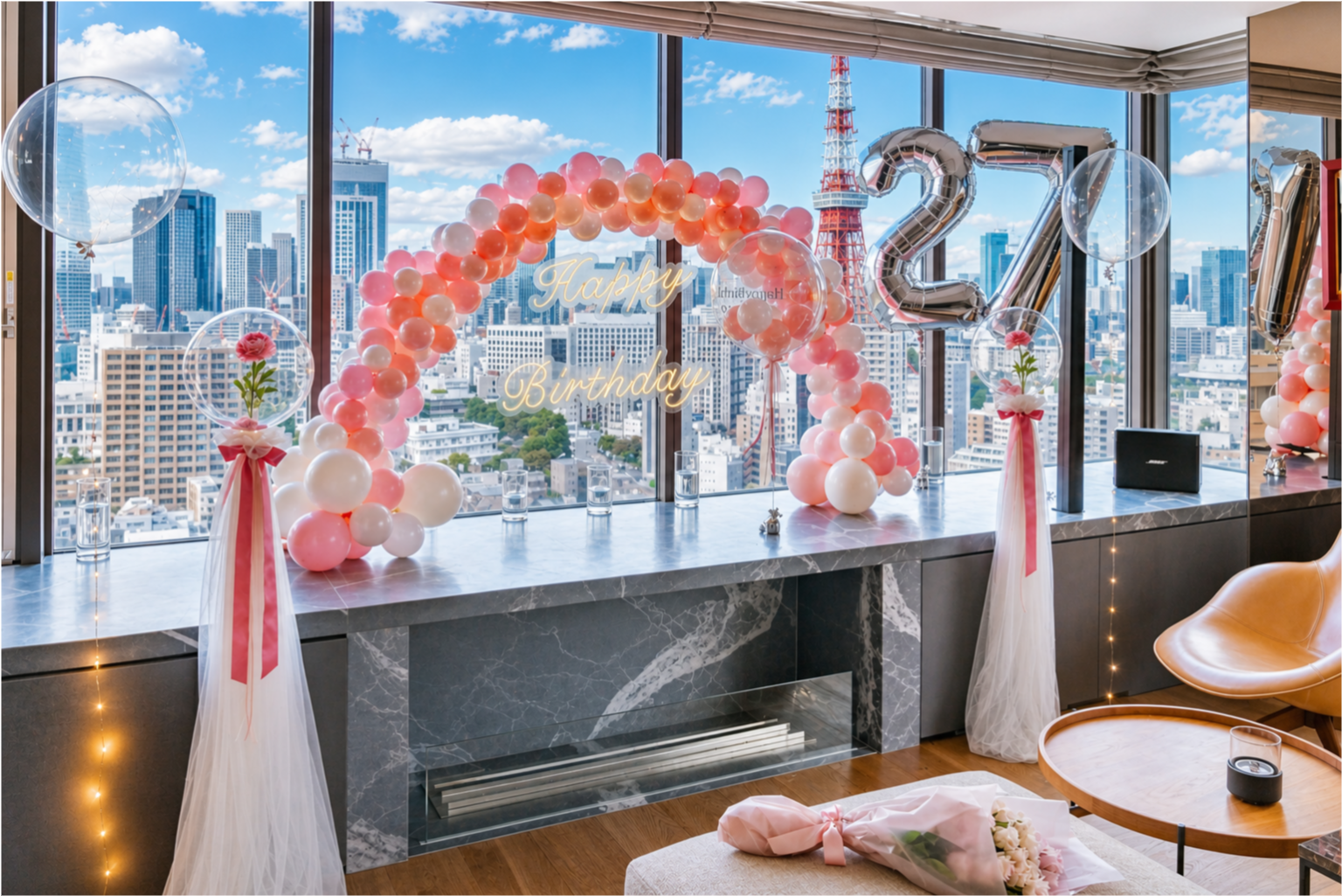 東京タワーを望む窓辺のピンクのバルーンアーチと数字バルーンによる誕生日装飾