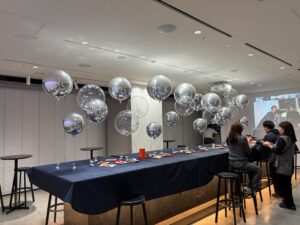 グランフロント大阪 タワーBでのシルバーバルーン天井装飾による法人イベント飾り付け