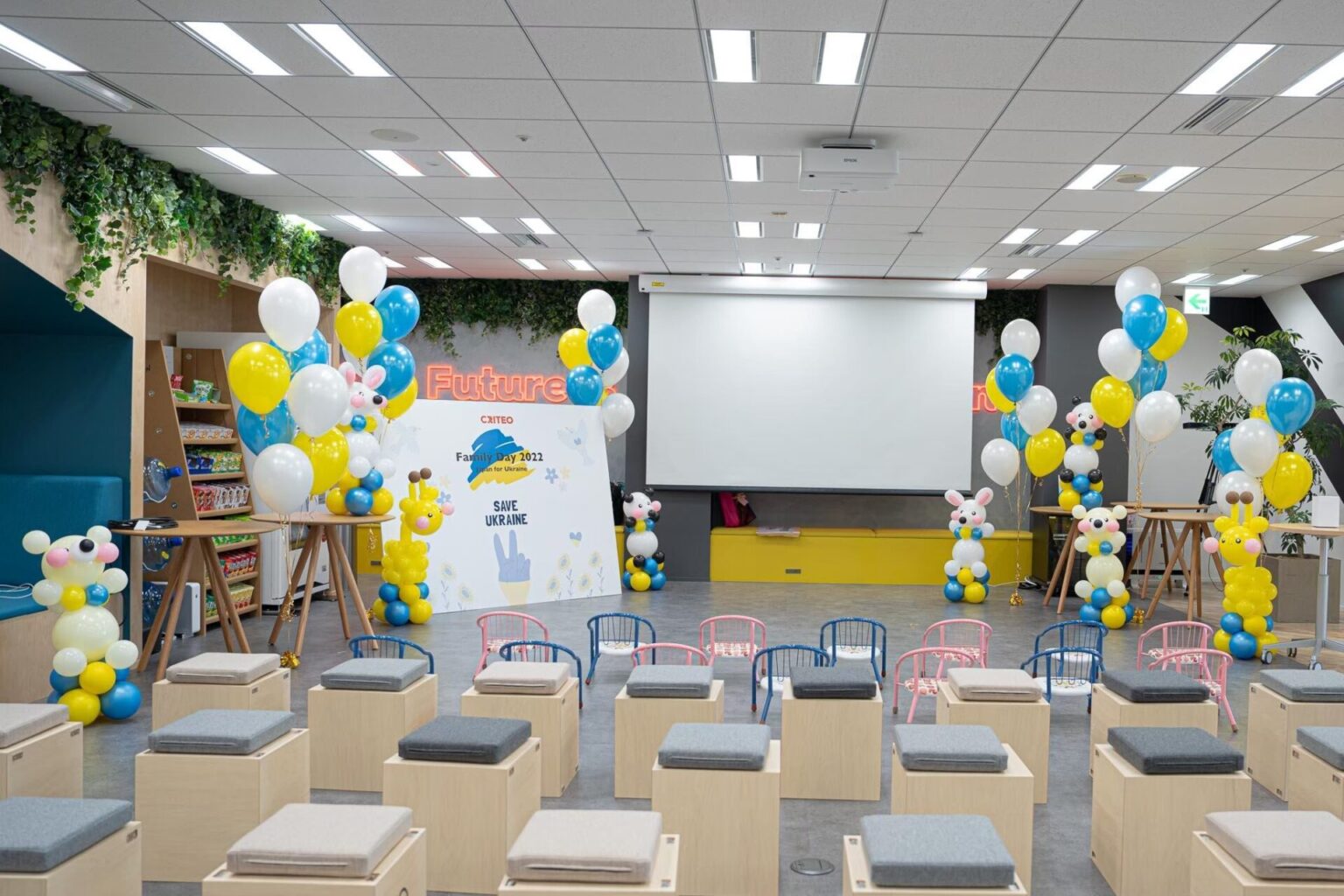 オフィスでファミリーデーのフォトスポット装飾