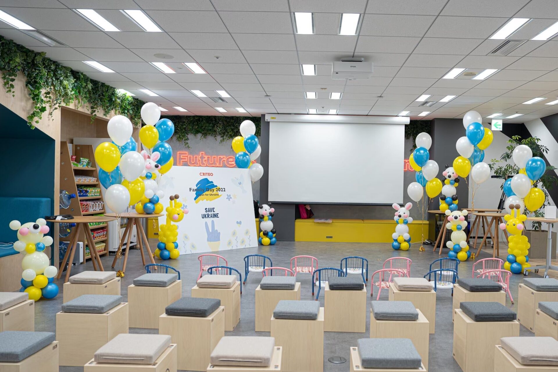 オフィスでファミリーデーのフォトスポット装飾