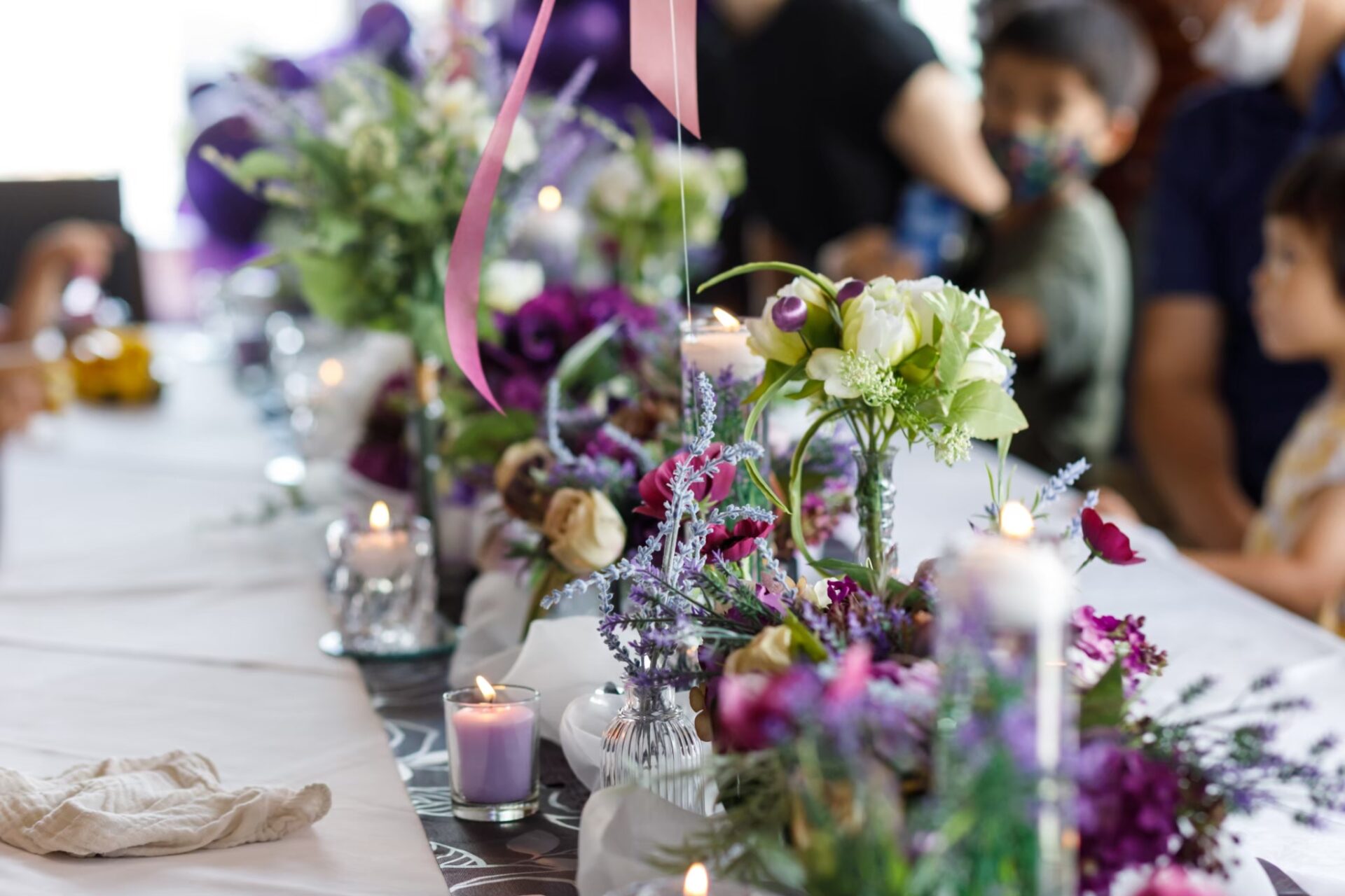 在老年庆祝活动中，以紫色花朵为主要特征的桌子装饰。